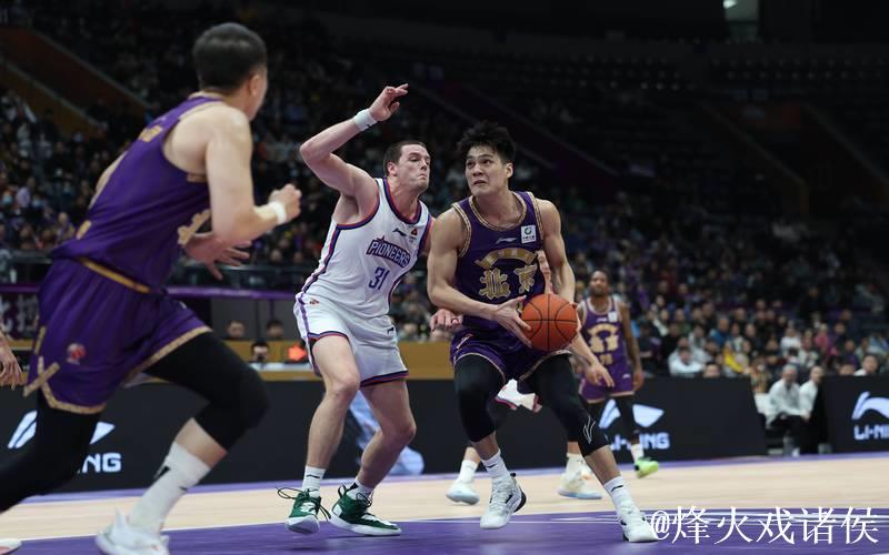 北控男篮社媒分享球队踩场图集:今晚紫禁勇士出击赛场 北控男篮社媒分享球队踩场图集:今晚紫禁勇士出击赛场